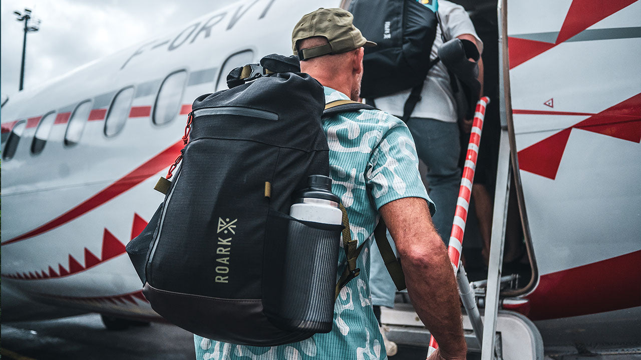 Jeff Johnson beim Betreten eines Flugzeugs