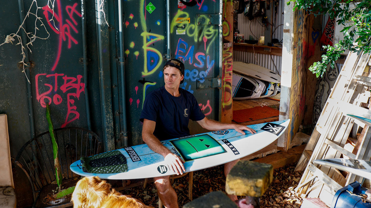 Lucas Godfrey mit Surfbrettern