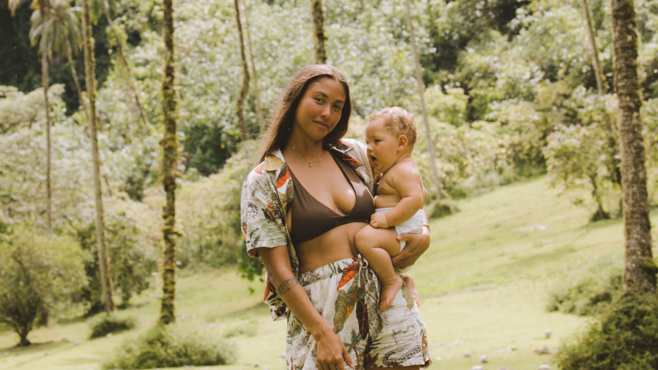 Hinatea hält ihr Baby