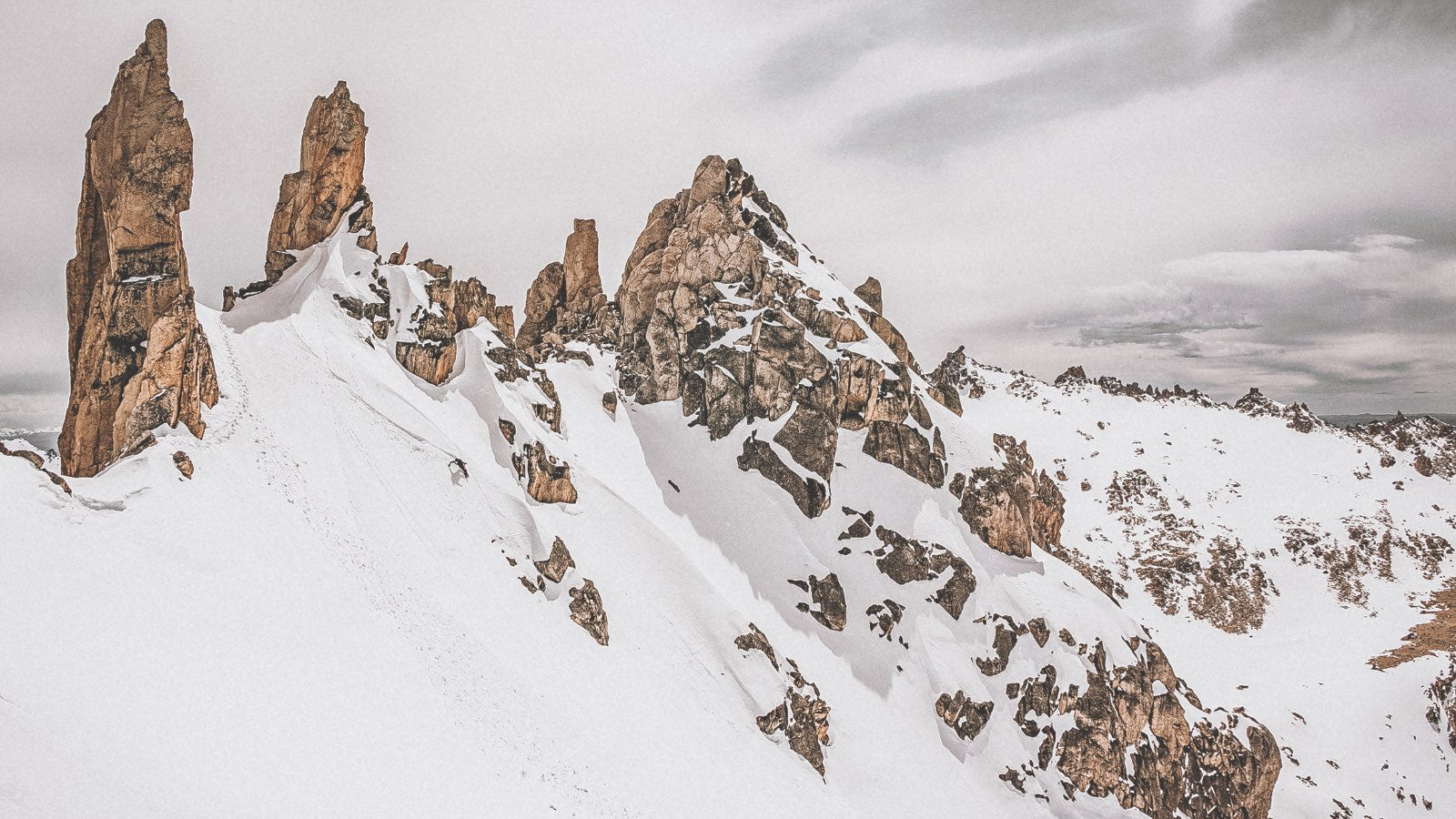 Roark begrüßt den Erwecker Manu Dominguez