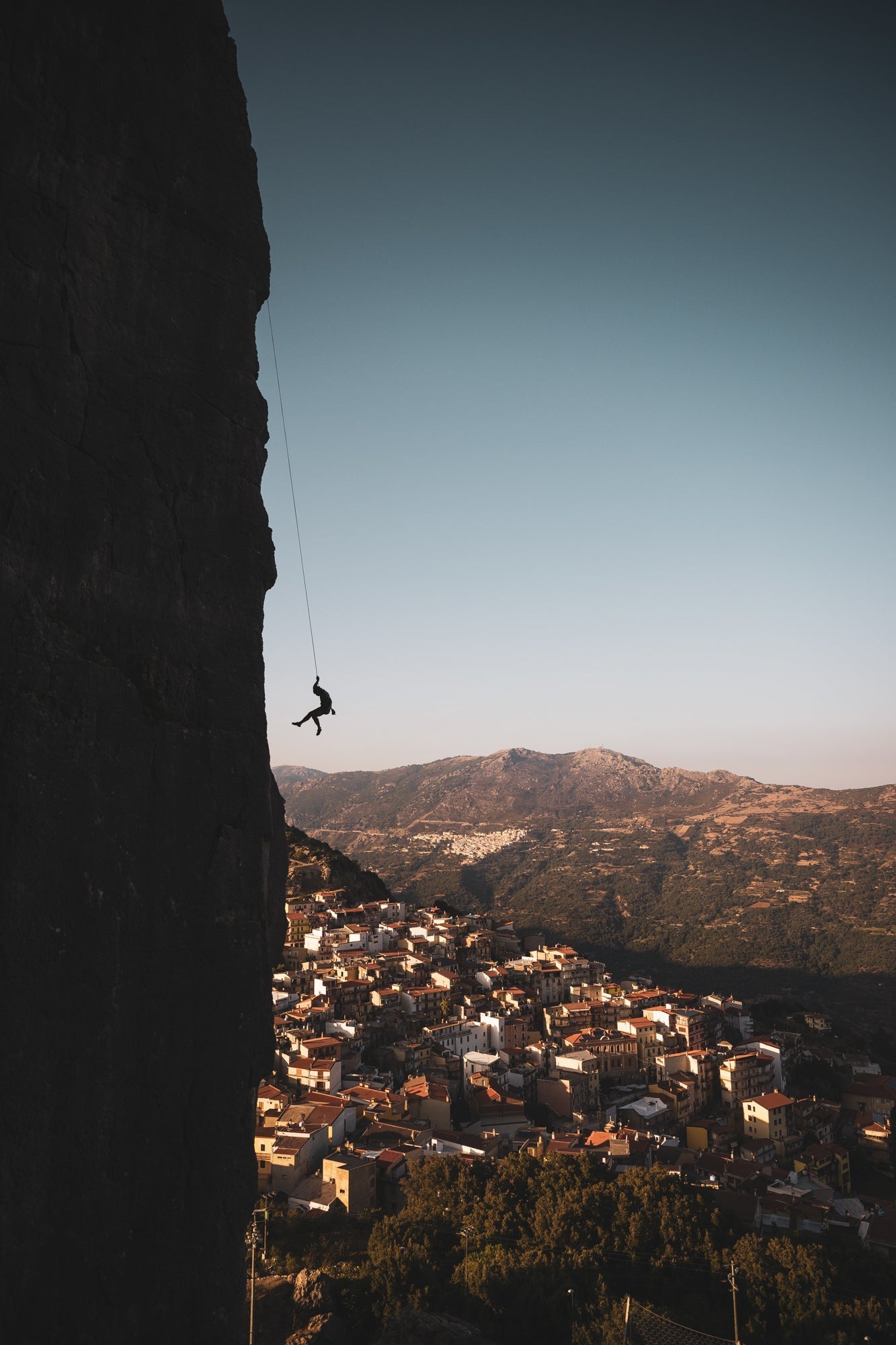 Mann beim Klettern in Sardinien