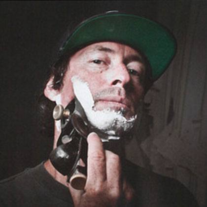 ECHTE MÄNNER RASIEREN SICH MIT HANDHOBELN