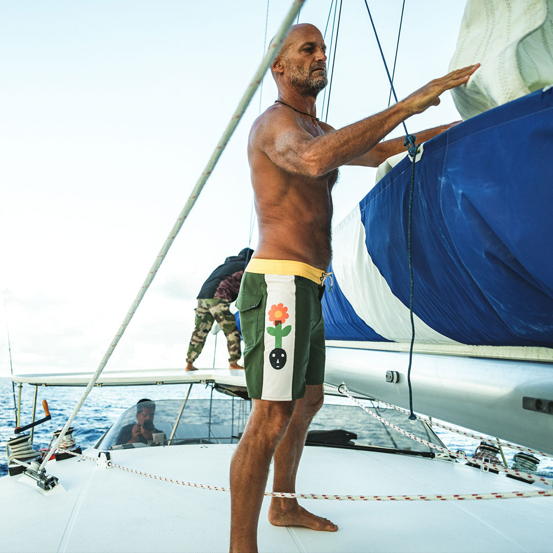 Jeff Johson packt ein Segel auf einem Boot weg