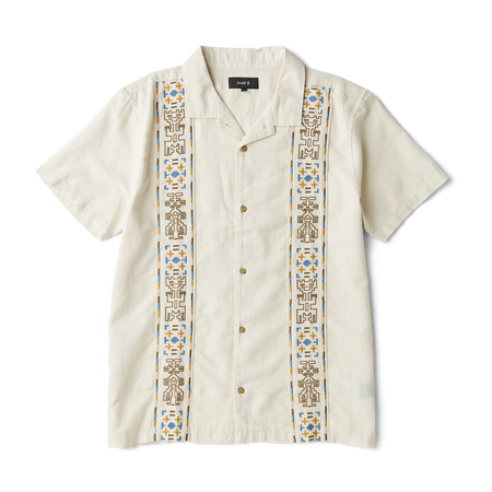 Nahaufnahme eines robusten Outdoor-Hemdes mit detaillierten Nähten am Ärmel, robustem Kragen und sicheren Knöpfen - perfekt für Abenteuer und Reisen.