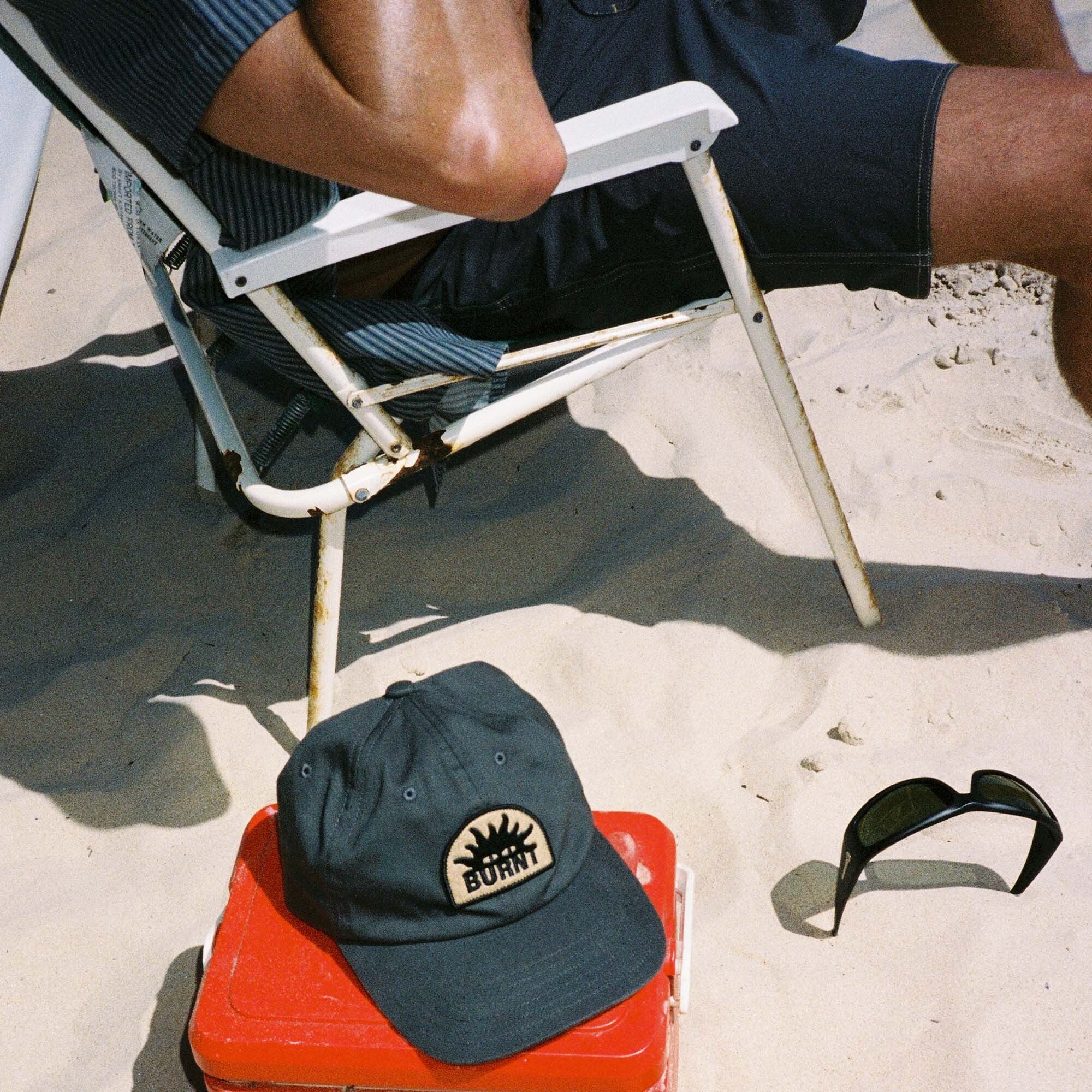 Kollektion von gebrannten Mützen, einschließlich Baseball- und Cricketmützen, perfekt für Outdoor-Abenteuer und Reisen von Roark.