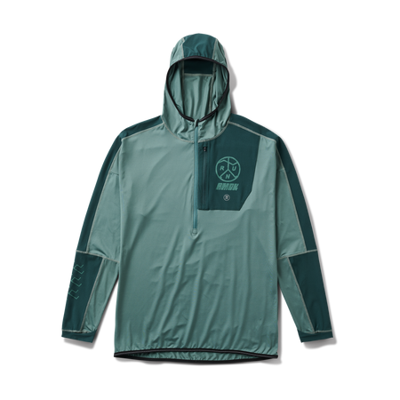 Motorhaube eines Fahrzeugs, das in einer rauen Umgebung geparkt ist, die ein Gefühl von Abenteuer und Erkundung hervorruft.