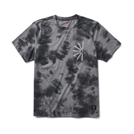 Outdoor-Abenteurer in legerer Kleidung bei der Erkundung eines malerischen Weges mit Roark-Branding