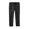 Roark Layover Traveler Pants in Schwarz, mit einer Nahaufnahme der Vorderseite der Hose.