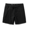 Vorderansicht der schwarzen Layover Traveler Shorts mit Kordelzug, ideal für den Reisealltag und sportliche Aktivitäten.