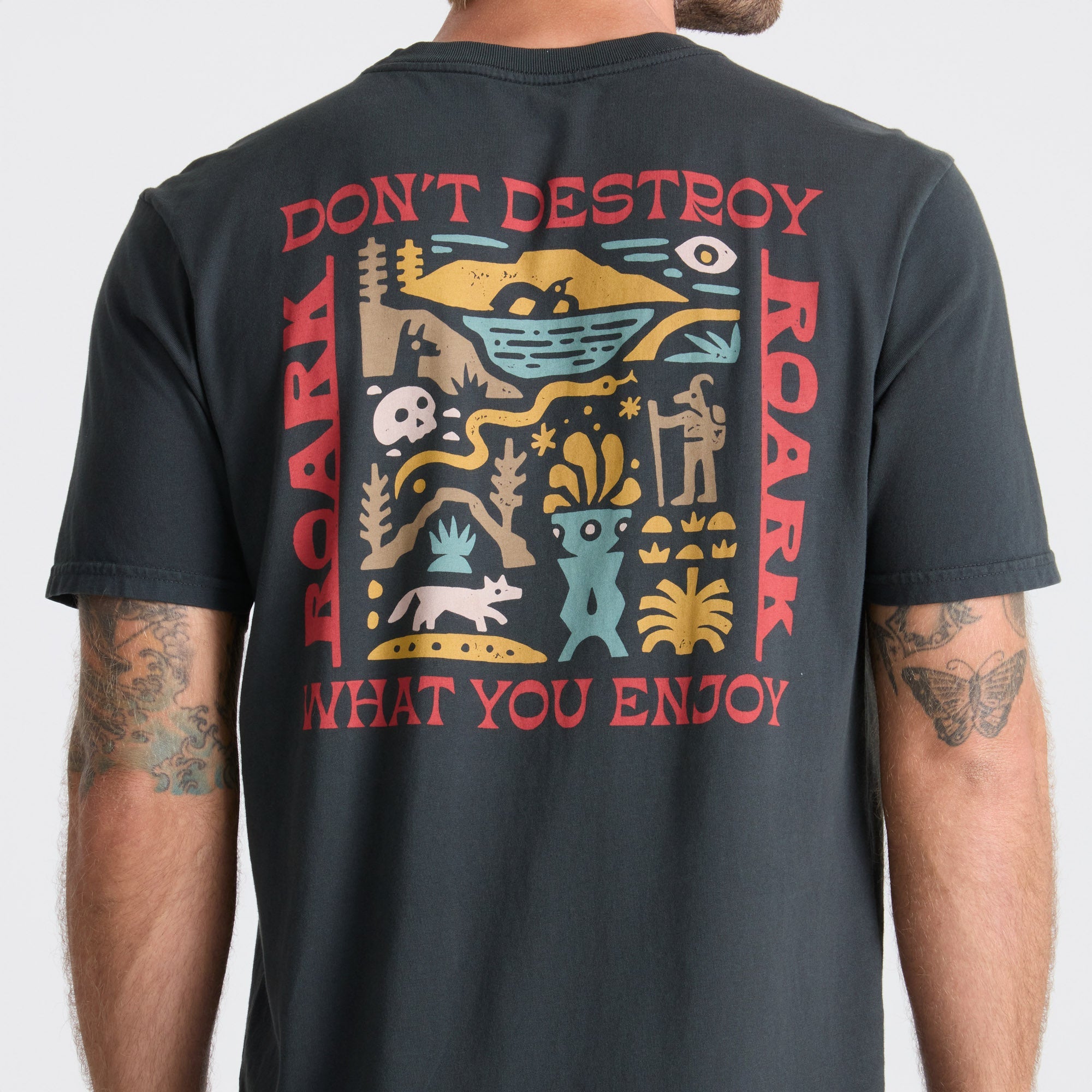 Das schwarze Roark Active-Shirt wurde für Abenteuer und Outdoor-Aktivitäten entwickelt und zeichnet sich durch eine strapazierfähige und bequeme Passform aus, die ideal für Reisen ist.