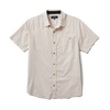 Vorderansicht des Roark Made To Fade Short Sleeve Button Up Shirt in Washed Bone mit klassischer Knopfleiste und Brusttasche mit Logodetail.