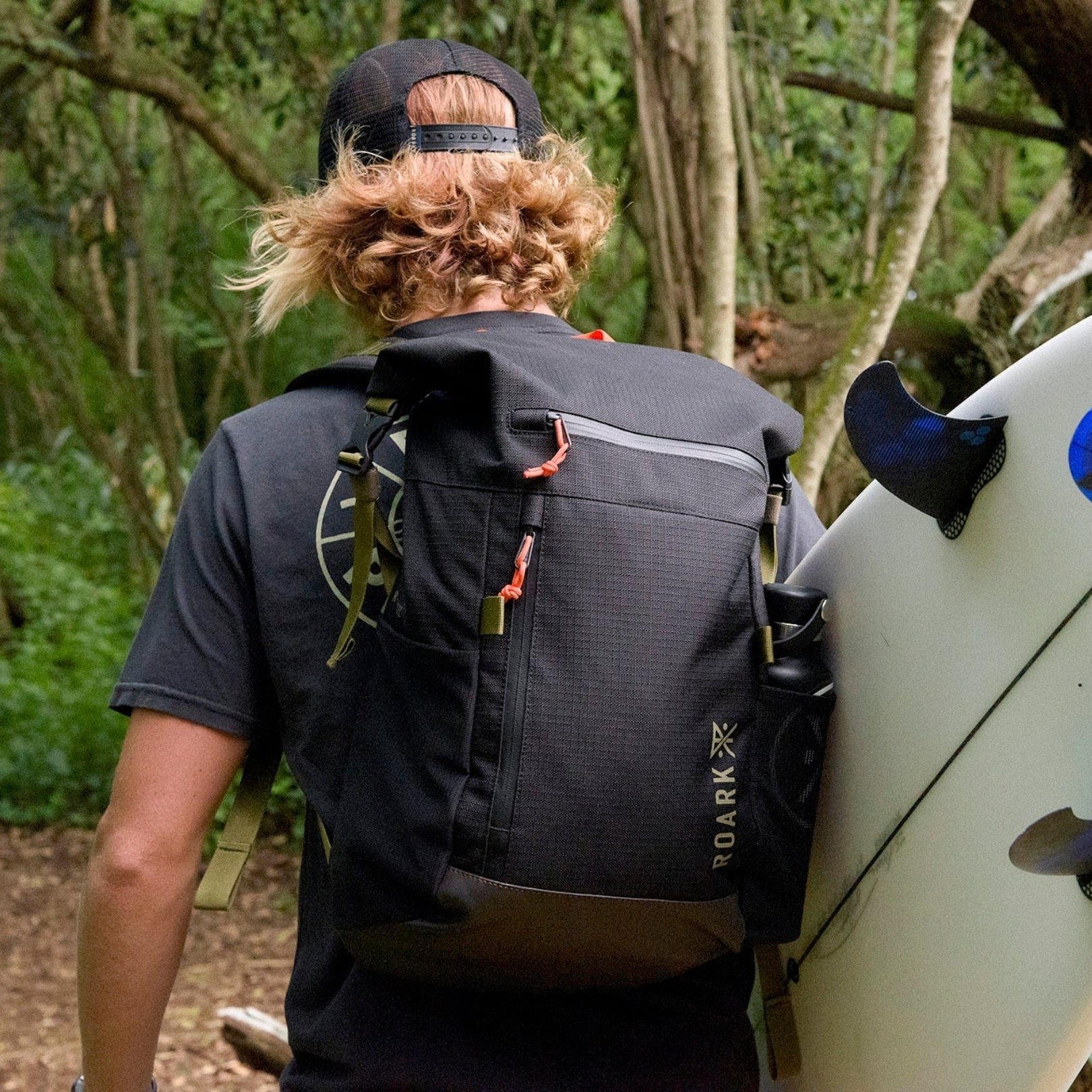 Reisebericht über die strapazierfähige Roark Passenger Bag S325, perfekt für Abenteuer und Outdoor-Aktivitäten.