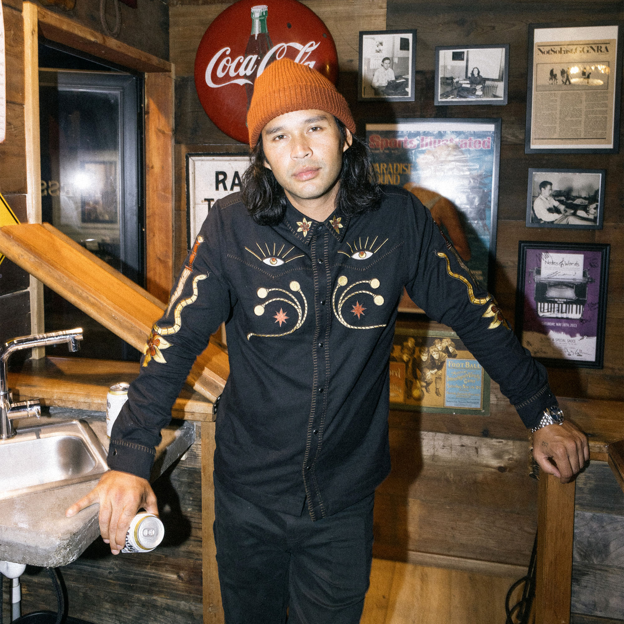 Roark Tierra del Sur Range Langarm-Knopfhemd aus Denim-Material, geeignet für Abenteuer und Reisen.