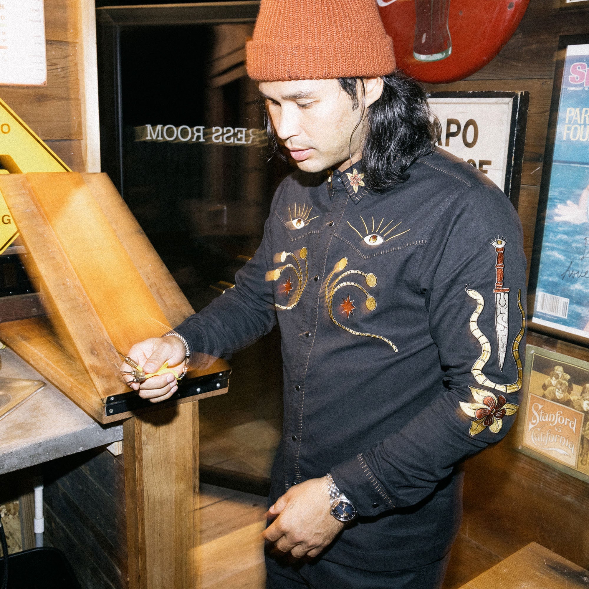 Robustes, langärmeliges Denim-Hemd Tierra del Sur mit geknöpfter Vorderseite, hochgekrempelten Ärmeln, Taschen und einem Gürtel, perfekt für Abenteuer und Outdoor-Aktivitäten.