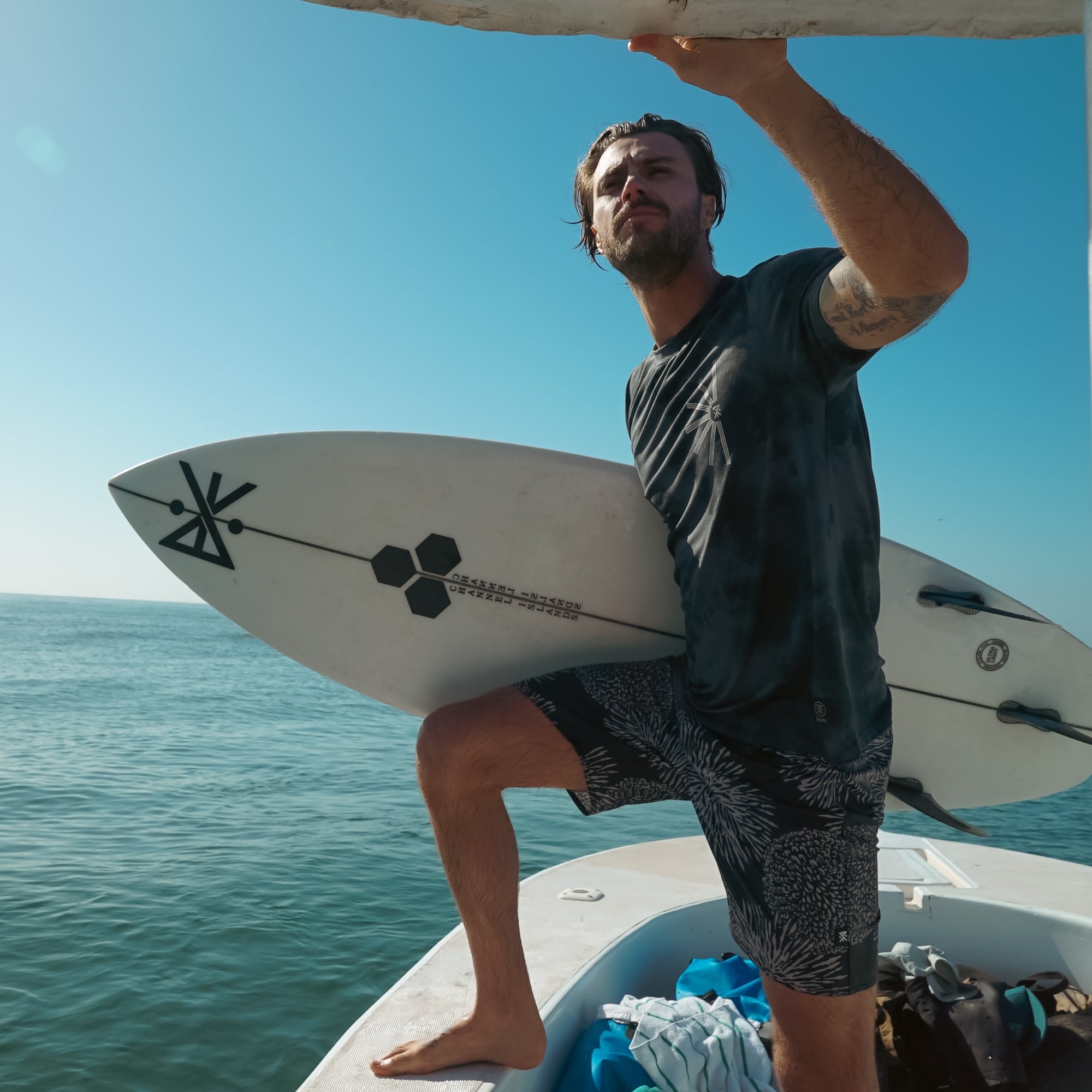 Surfbrett am Sandstrand, das den abenteuerlichen Geist des Wassersports zeigt, ideal für Outdoor-Fans