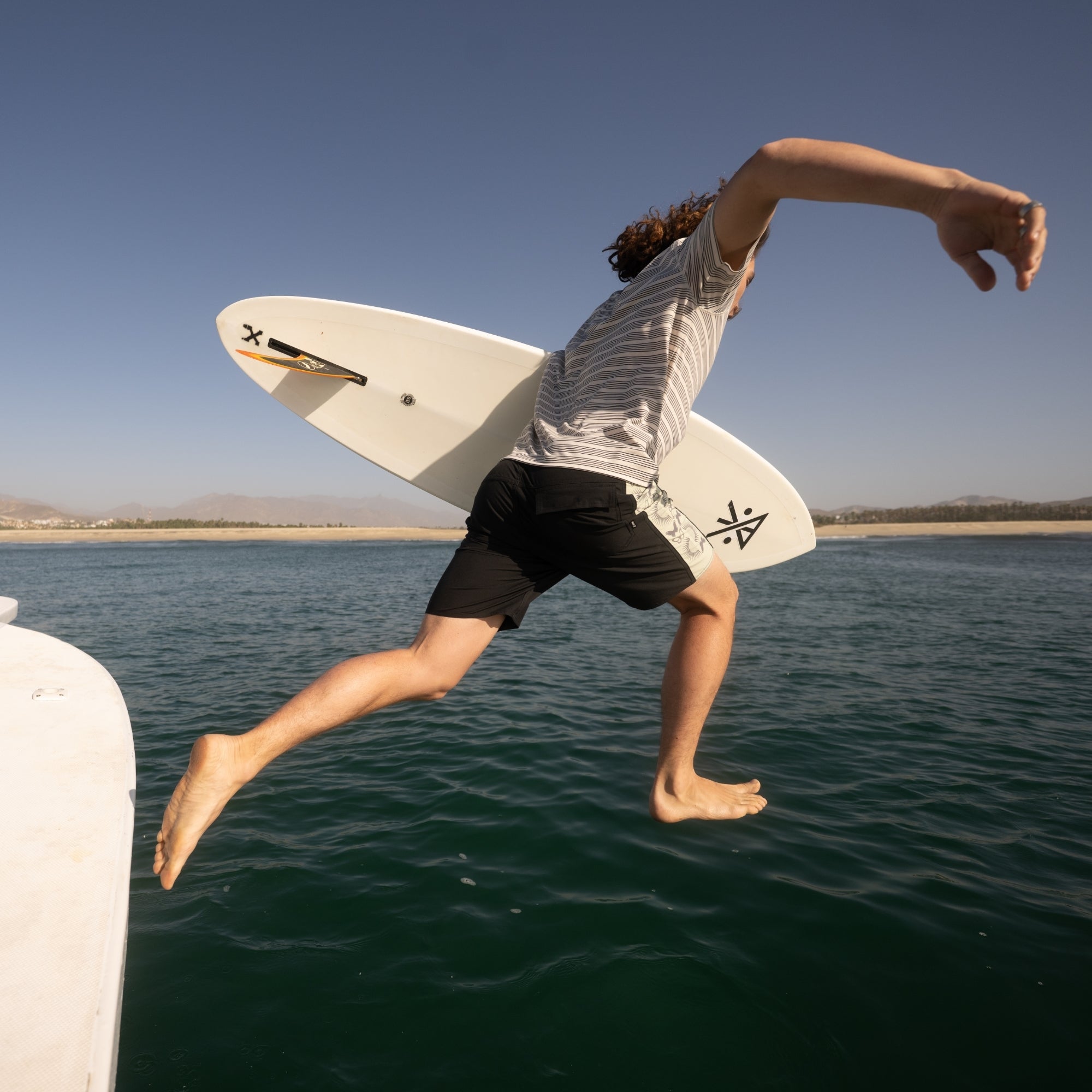 Dynamische Surfszene mit einem Surfbrett als Symbol für Wassersport und Abenteuer, perfekt für Liebhaber des Outdoor-Lifestyles.